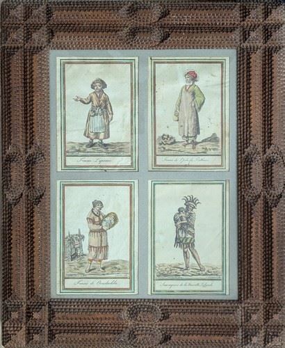 QUATRE GRAVURES rehaussées à l'aquarelle représentant des femmes indigènes en costumes traditionnels. Cadre à cartouche en bois sculpté en pointes de diamant.  chaque - Jacques Grasset de Saint-Sauveur