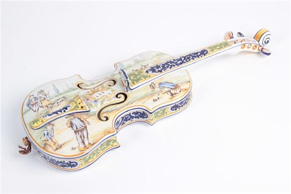 Earthenware violin with polychrome decoration depicting Bretons playing boule bretonne - Henriot Quimper