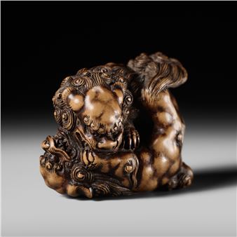 A LARGE AND POWERFUL WOOD NETSUKE OF TWO SHISHI - Tomoyuki Tanaka