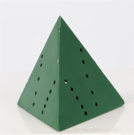 Rare pyramide en métal vert, ajouré de cercles épars by Lucio Fontana, XXème siècle