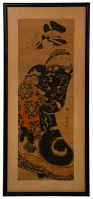 Oiran Une courtisane se tient debout, vetue d'un kimono noir decoreÂ de motifs de dragons - Katsukawa Shunsen