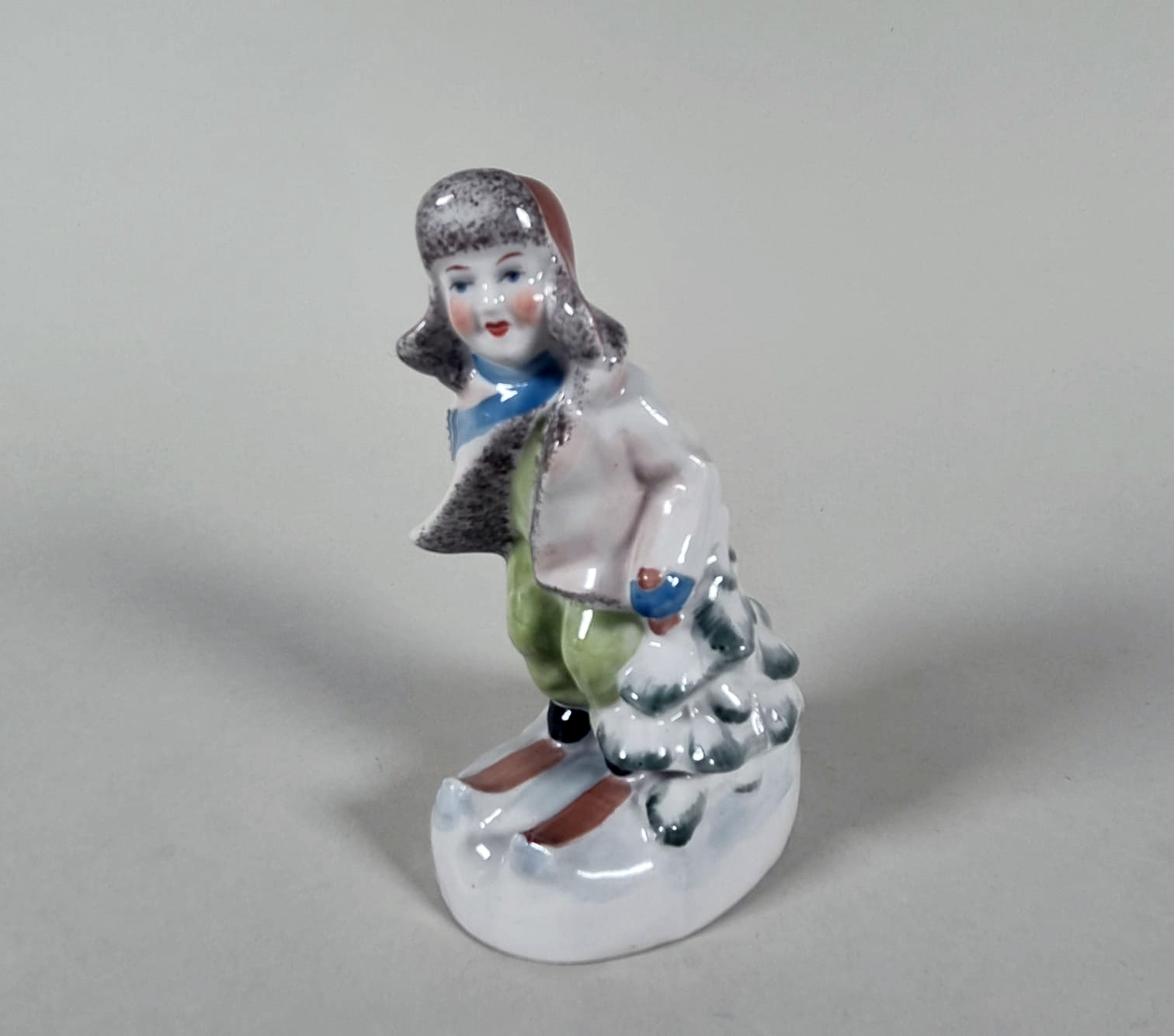 Artwork by Svetlana Golembovska, Jaunais slēpotājs, Made of Porcelāns, Liets, Virsglazūras Apgleznojums