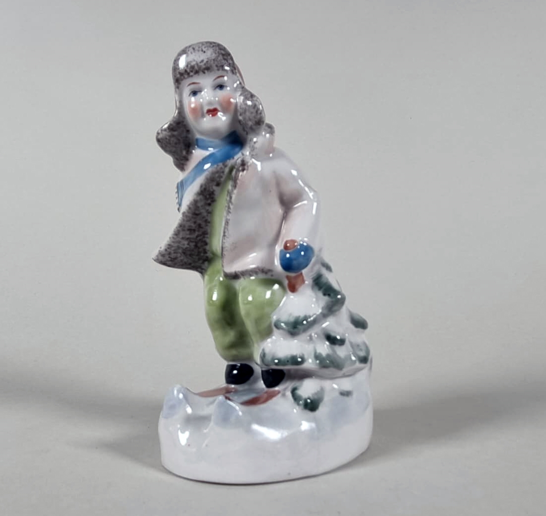 Artwork by Svetlana Golembovska, Jaunais slēpotājs, Made of Porcelāns, Liets, Virsglazūras Apgleznojums