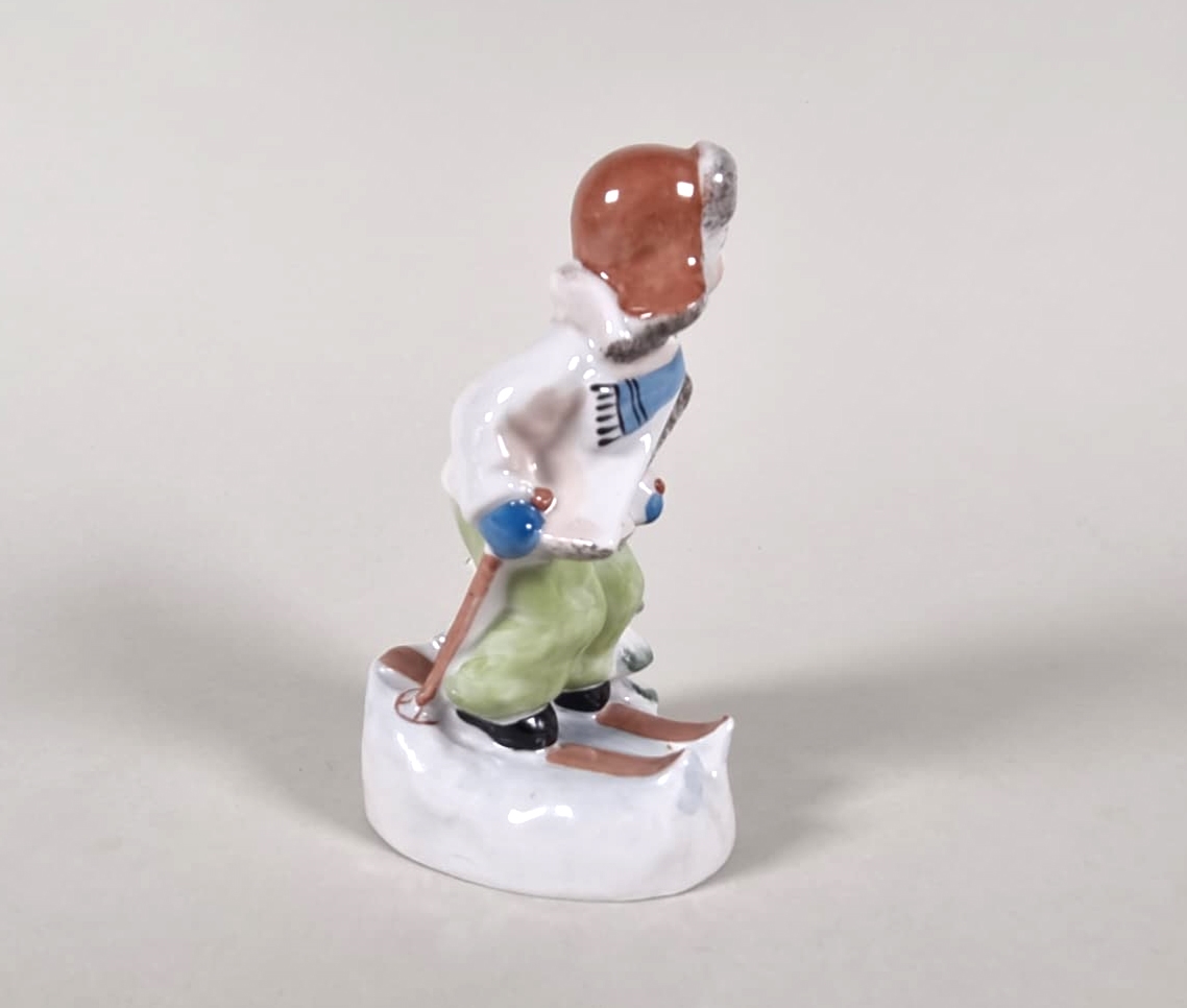 Artwork by Svetlana Golembovska, Jaunais slēpotājs, Made of Porcelāns, Liets, Virsglazūras Apgleznojums