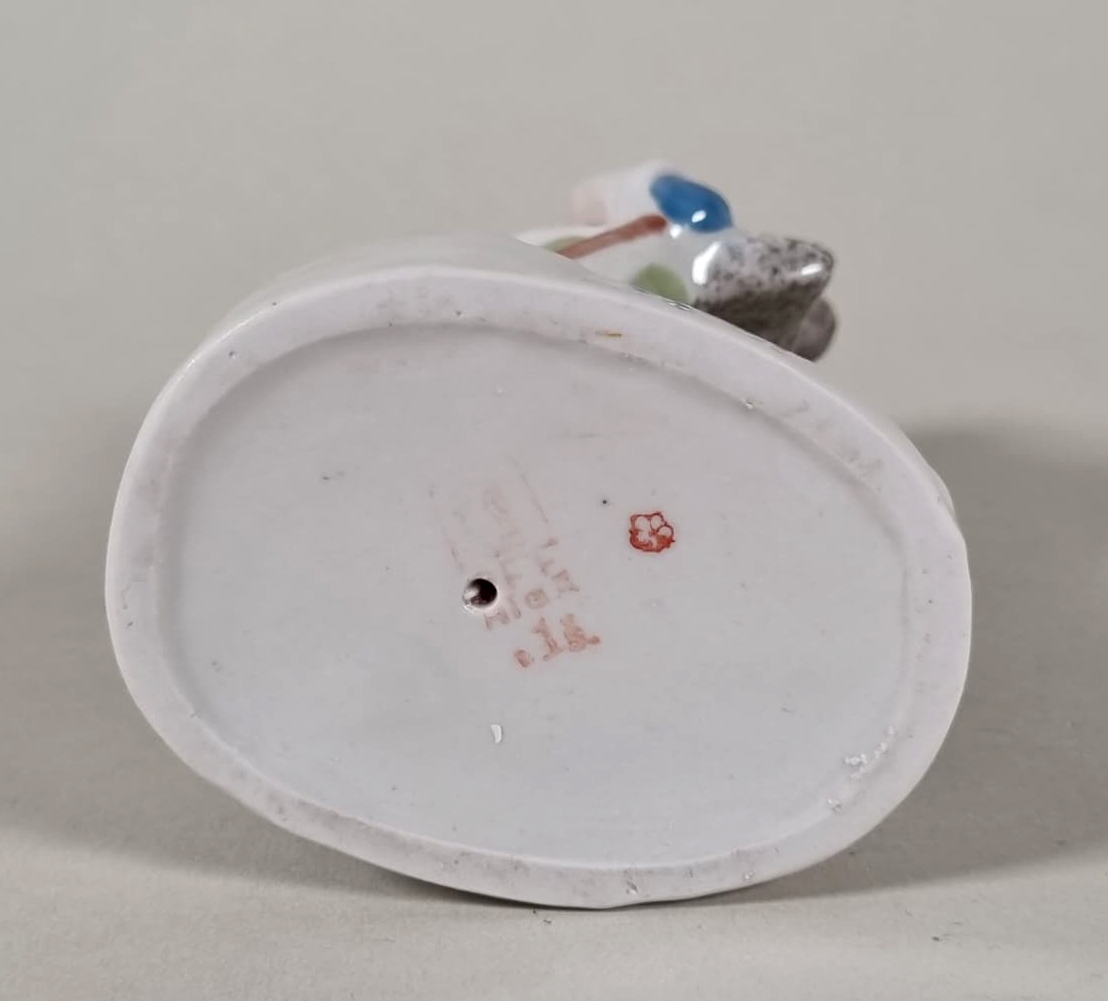 Artwork by Svetlana Golembovska, Jaunais slēpotājs, Made of Porcelāns, Liets, Virsglazūras Apgleznojums