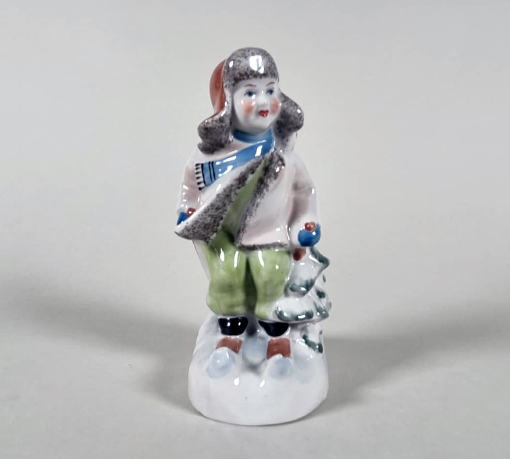 Artwork by Svetlana Golembovska, Jaunais slēpotājs, Made of Porcelāns, Liets, Virsglazūras Apgleznojums