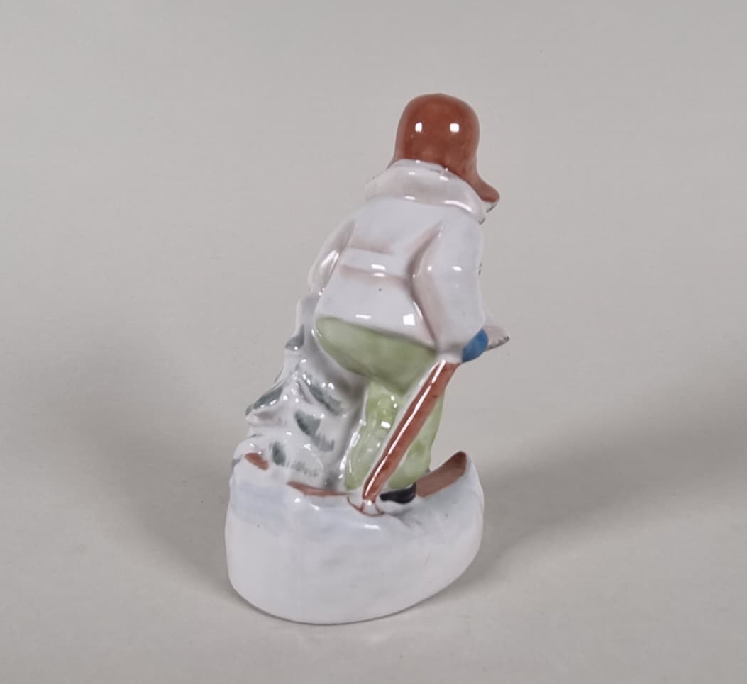 Artwork by Svetlana Golembovska, Jaunais slēpotājs, Made of Porcelāns, Liets, Virsglazūras Apgleznojums