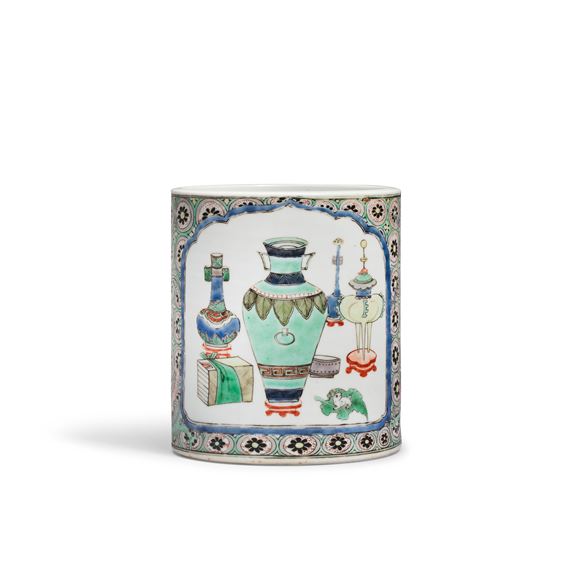 A FINE FAMILLE VERTE 'ONE HUNDRED ANTIQUES AND CHILONG' BRUSHPOT, BITONG