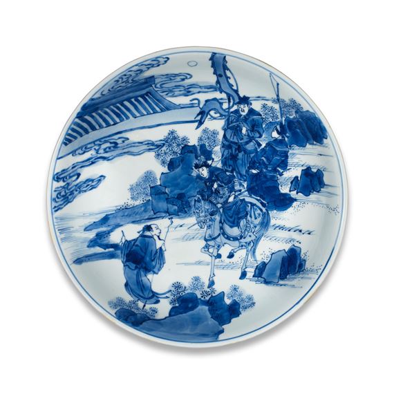 A LARGE BLUE AND WHITE 'ROMANCE OF THE THREE KINGDOMS' SAUCER-DISH