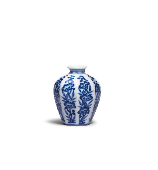 A RARE BLUE AND WHITE ' LINGZHI ' OCTAGONAL JARLET