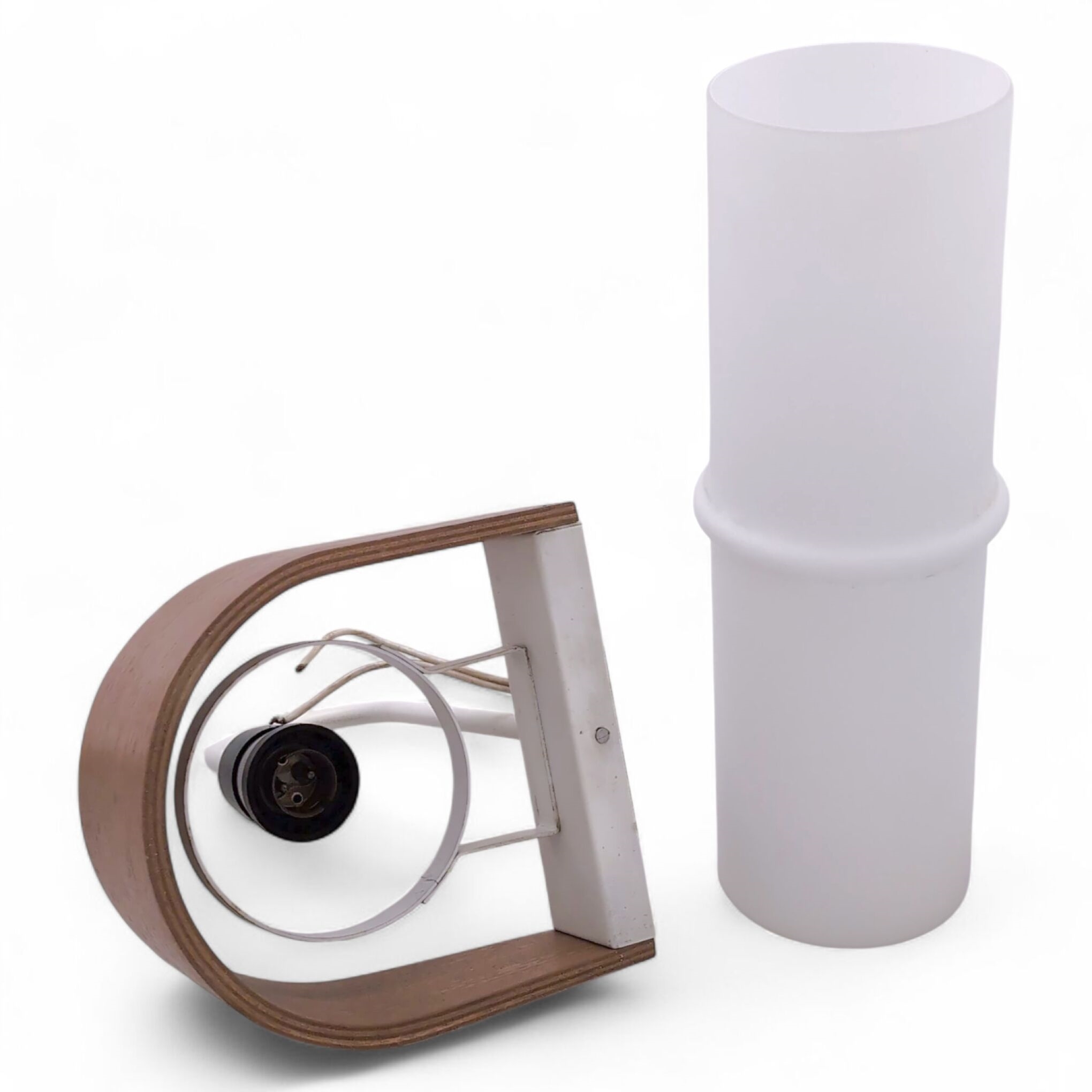 Artwork by Louis Christiaan Kalff, Paire d'appliques en contreplaqué de teck, Made of Contreplaqué De Teck, Opaline Blanche