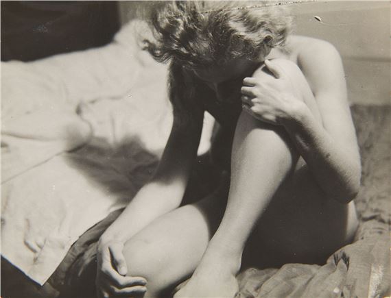 VERA BROÃDO ON A BED