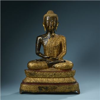 Large statuette of a Buddha in gold and red lacquered bronze - Thai School, 19th Century