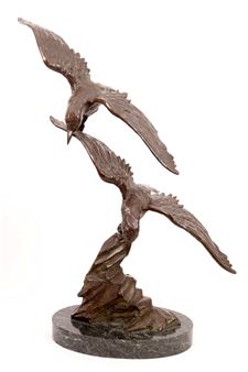 Bronzen sculptuur van vliegende vogels rustend op marmeren voetstuk - E. Tissot