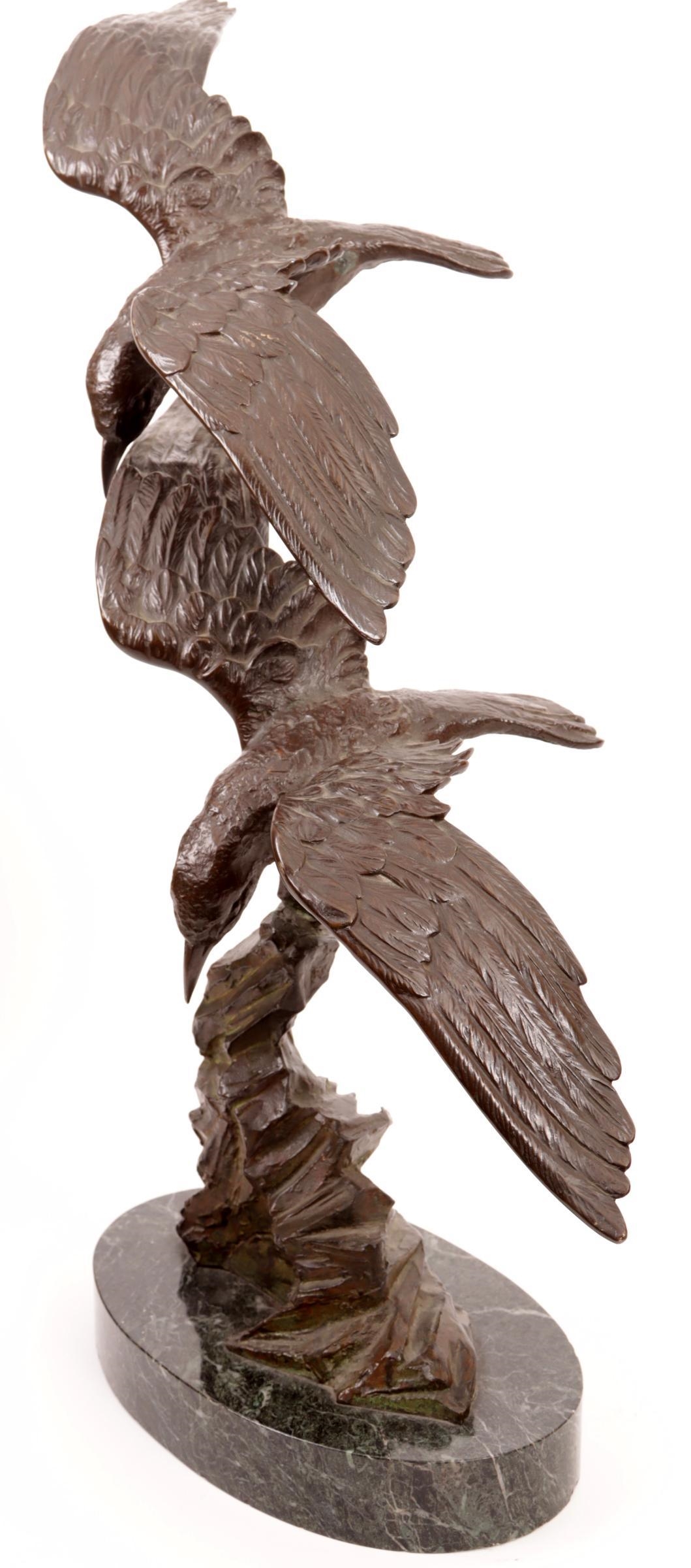 Artwork by E. Tissot, Bronzen sculptuur van vliegende vogels rustend op marmeren voetstuk