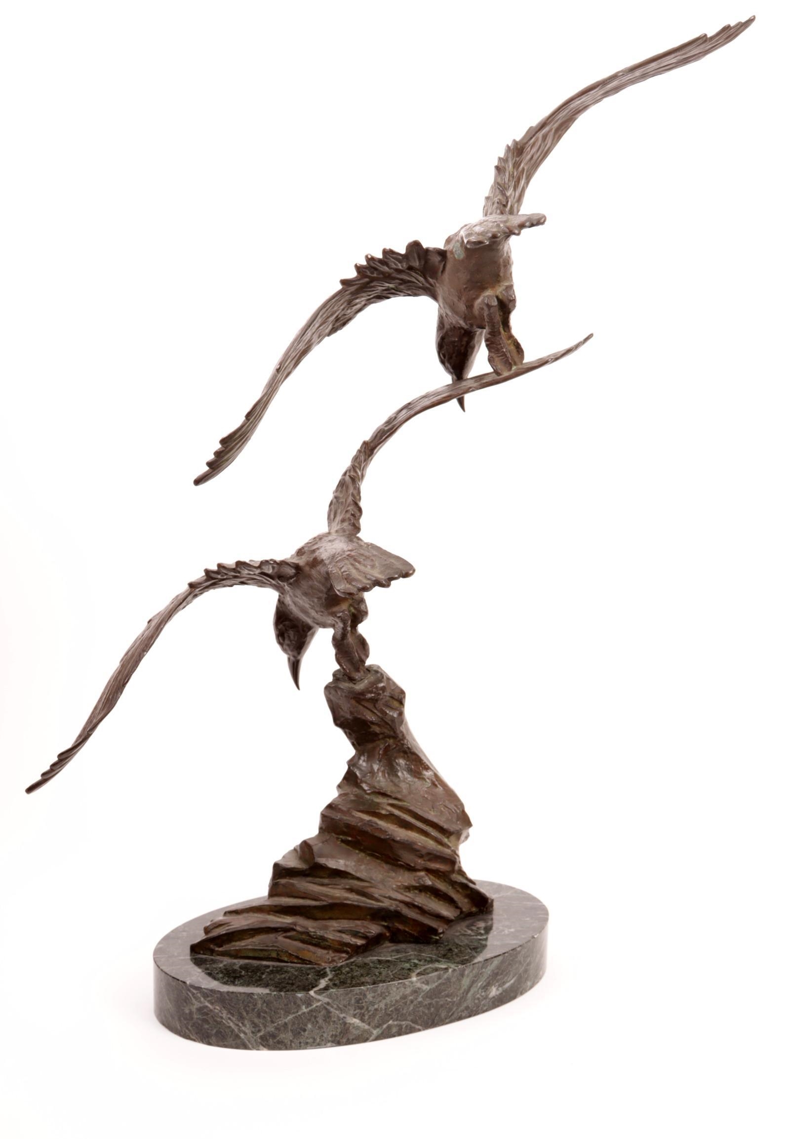 Artwork by E. Tissot, Bronzen sculptuur van vliegende vogels rustend op marmeren voetstuk