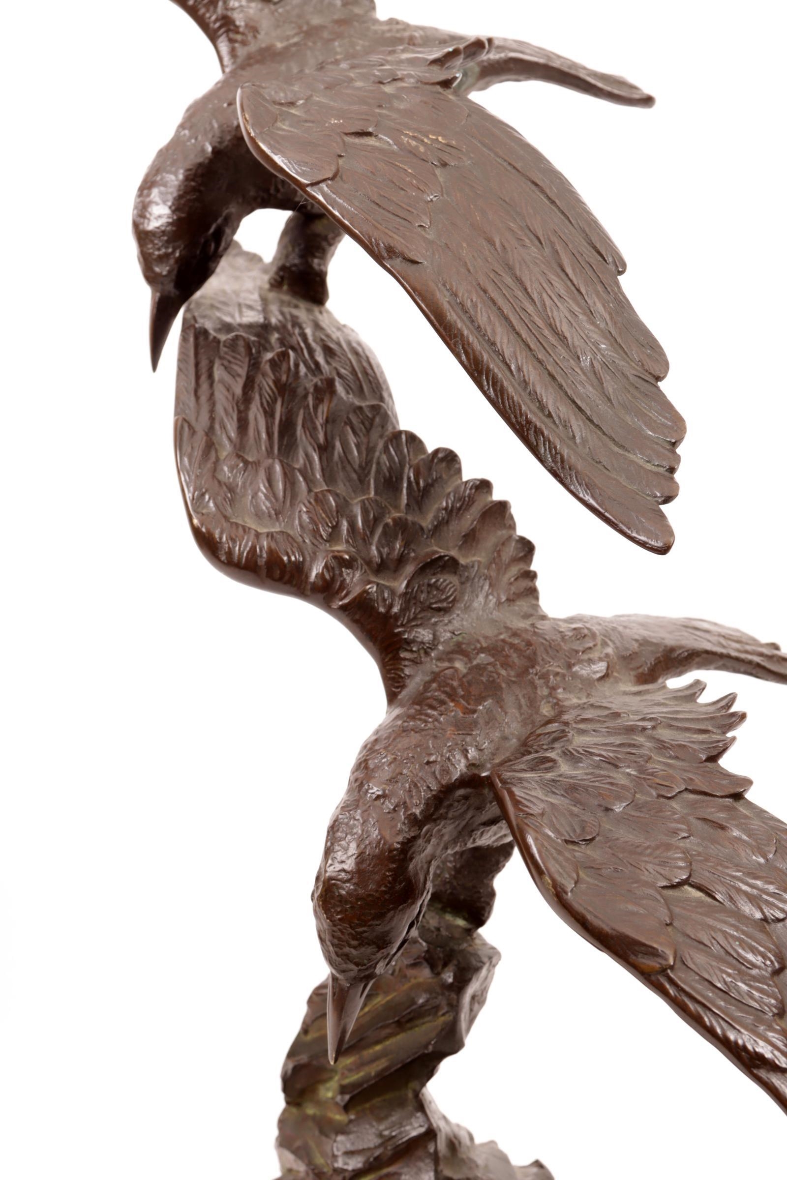 Artwork by E. Tissot, Bronzen sculptuur van vliegende vogels rustend op marmeren voetstuk