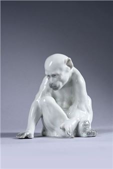 Small seated monkey in white porcelain - Gebruder Heubach