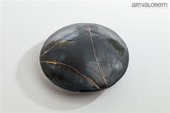 Lenticular-shaped box with triangular opening in black enameled stoneware with iridescent decoration and two blue and beige circles - Claude Champy