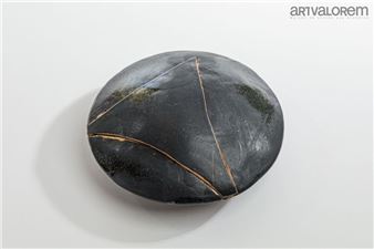 Lenticular-shaped box with triangular opening in black enameled stoneware with iridescent decoration and two blue and beige circles - Claude Champy