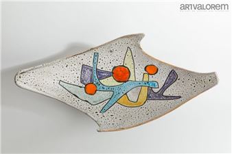 Wing-shaped bowl in polychrome-glazed chamotte earthenware decorated with abstract forms on a white background - Marius Bessone