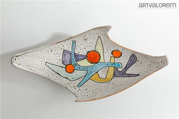Wing-shaped bowl in polychrome-glazed chamotte earthenware decorated with abstract forms on a white background - Marius Bessone