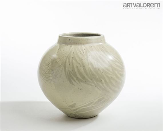 Small-necked porcelain stoneware ball vase with celadon glaze and abstract design - Robert Deblander