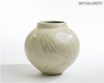 Small-necked porcelain stoneware ball vase with celadon glaze and abstract design - Robert Deblander