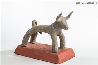 Sculpture of a bull standing still in gray slipware on a red slipware terracotta base - Richard Esteban