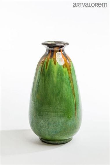 Heeled ovoid vase with small hemmed neck in green glazed terra cotta with black and ochre streaks - François Girard