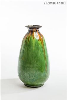 Heeled ovoid vase with small hemmed neck in green glazed terra cotta with black and ochre streaks - François Girard