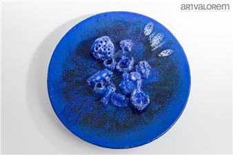 Large dish on heel in blue enameled stoneware with vermiculated decoration - Christiane Ainsley