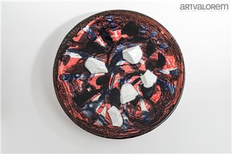 Large dish on heel in black, orange, blue and white enameled stoneware with white enameled geometric motifs in relief - Christiane Ainsley