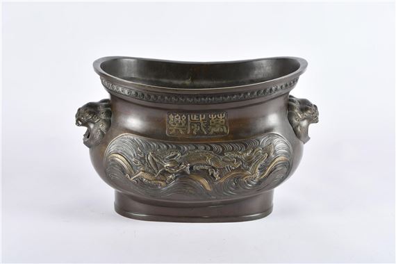 Bassin en bronze à décor de dragon en relief by Chinese School, vers 1900