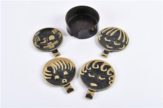 Quatre cendriers de table en bronze à sujet de visages by Walter Bosse