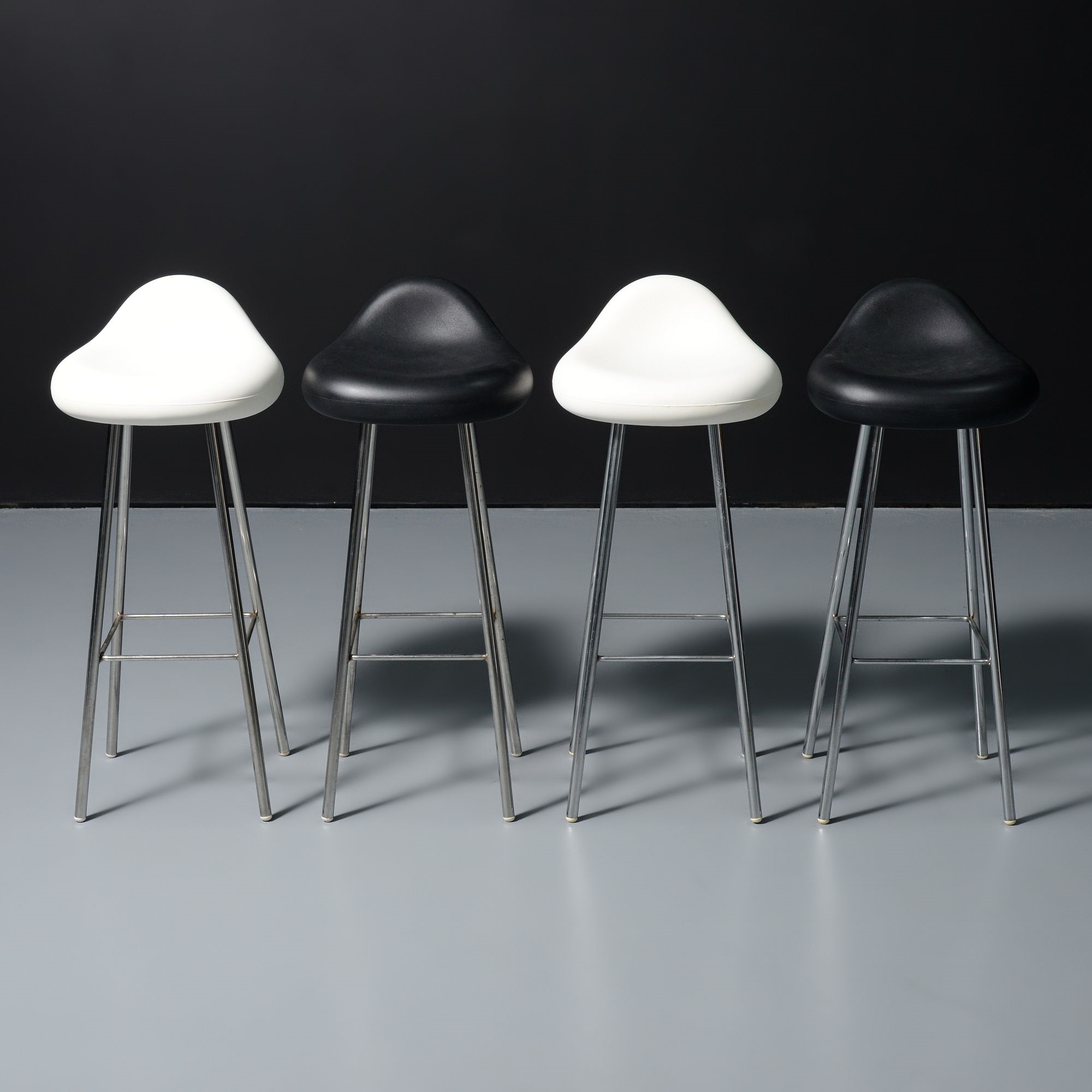 Karim Rashid | BLOOB Table & 4 Stools (2002) | MutualArt