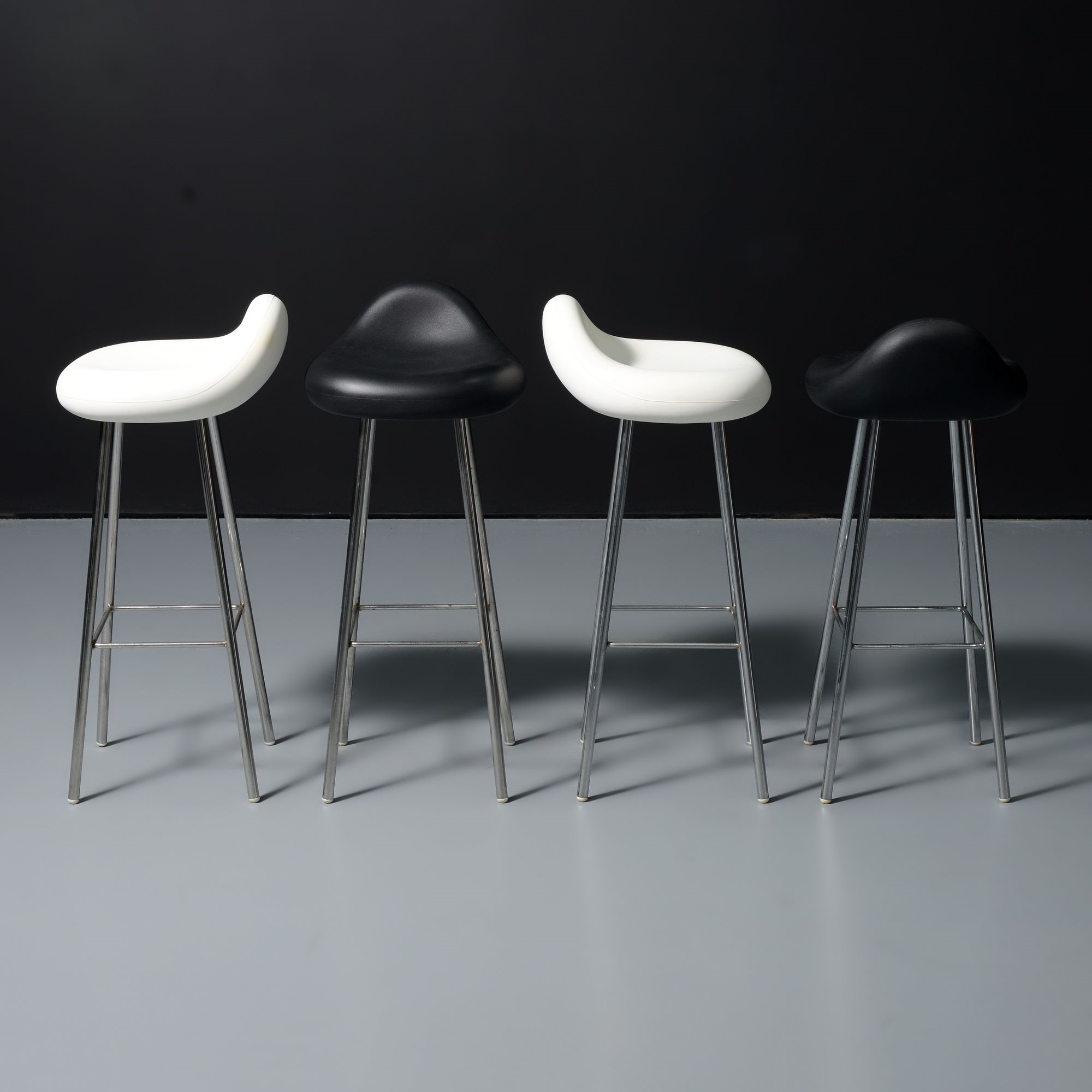 Karim Rashid | BLOOB Table & 4 Stools (2002) | MutualArt