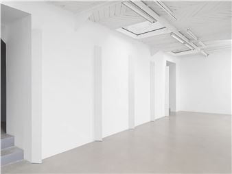 Daniel Buren “Du cercle aux carrés, hauts-reliefs situés et in situ” at Mennour, Paris