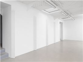 Daniel Buren “Du cercle aux carrés, hauts-reliefs situés et in situ” at Mennour, Paris