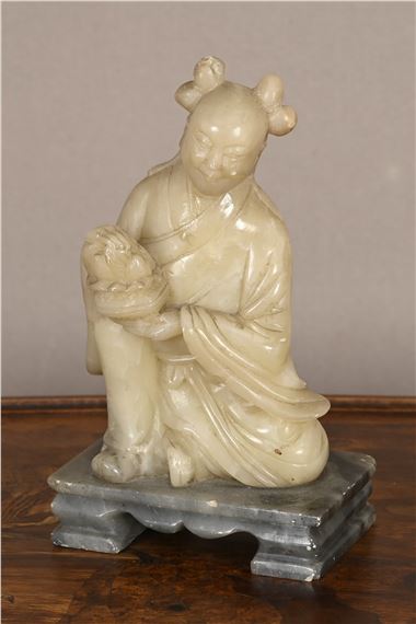 Statuette de femme assise tenant un panier by Chinese School