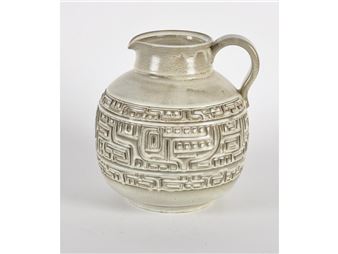 Grand pichet en céramique couleur sable à décor moulé et incisè - Marius Bessone