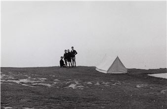 BRUCE DAVIDSON (*1933)
Boys at the shore in England, Great Britain 1960 - Bruce Davidson