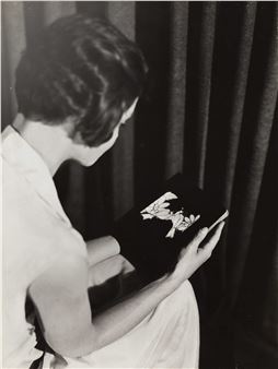 GERMAINE KRULL (1897–1985)
Woman holding a note book, France c. 1930 - Germaine Krull