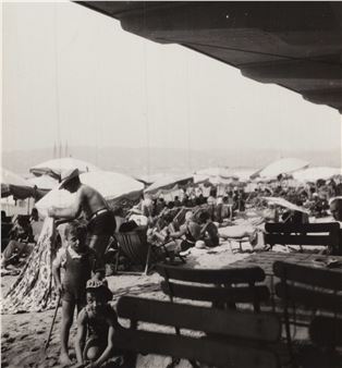 GERMAINE KRULL (1897–1985)
Seaside resort Juan-les-Pins, Côte d'Azur, France 1931 - Germaine Krull