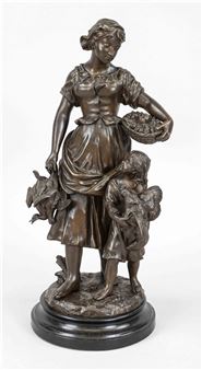 junge Mutter kommt mit ihrem Kind vom Markt