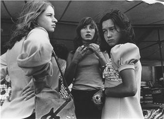 Teenage girls, portrait - Michel Cabaud