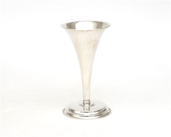 A second-grade silver vase on a restored base - Christa Ehrlich