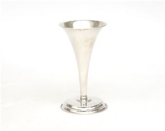 A second-grade silver vase on a restored base - Christa Ehrlich