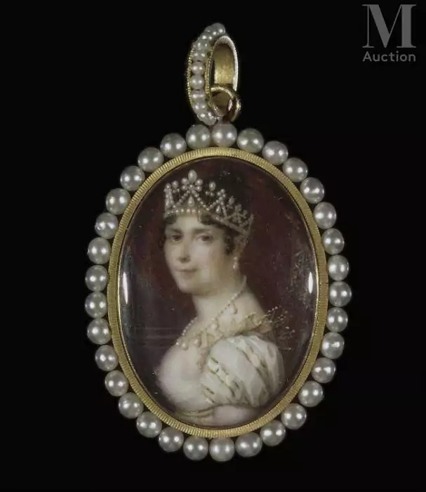 Artwork by Daniel Saint, L’impératrice Joséphine parée de perles, en buste, Made of Oval miniature, silver border highlighted with a blue enamel line, lined on the reverse with sky blue moiré silk