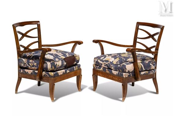 Paire de large fauteuils en bois teinté à dossiers ajourés de croisillons by Jules Leleu